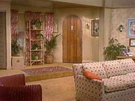 https://doyouremember.com/50738/25-facts-threes-company-will-surprise/4 Santa Monica Apartment, Threes Company, 70s Room, Three’s Company, Creatures Of Comfort, Vintage Blog, Three's Company, Living Room Tv, Classic Tv