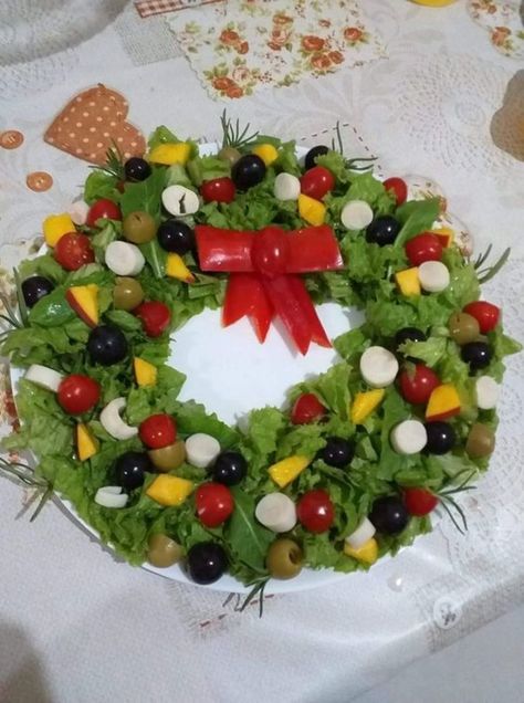 christmas-veggie-platter-ideas Christmas Veggie Platter, Veggie Platter Ideas, Santa Veggie Tray, Christmas Veggie, Christmas Veggie Tray, Christmas Vegetables, Christmas Party Food Ideas, Veggie Platter, Decoration Buffet