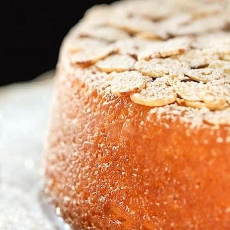 This French Almond Cake is incredibly delicious and incredibly easy. One-bowl, no-mixer and just a few minutes to throw together! #frenchalmondcake #easycakerecipe #christmasdessert Vanilla Almond Cake Recipe, French Almond Cake, Vanilla Almond Cake, French Almond, Almond Cake Recipe, French Desserts, French Recipes, Almond Cake, French Cooking