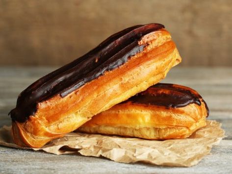 Chocolate Eclair Recipe, Eclair Recipe, Baked Breads, Chocolate Eclair, Copykat Recipes, Choux Pastry, French Desserts, Long John, Chocolate Topping