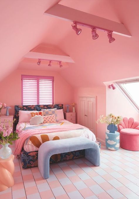 Funky Girls Bedroom, Pastel Eclectic Decor Bedroom, Funky Bed, Little Apartment Decor, Girlie Apartment, Senior Table Ideas, Colorful Eclectic Bedroom, Room Decor Summer, Street Room