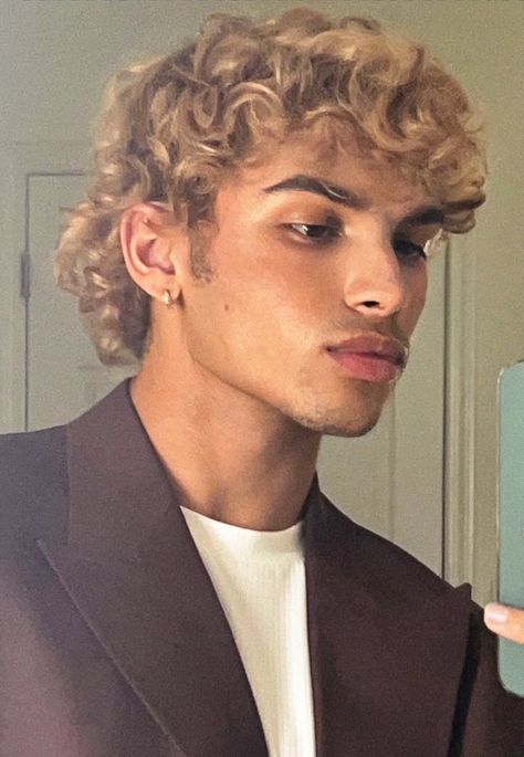 Hispanic Men, Men Haircut Curly Hair, Men Hair Color, Dyed Hair Inspiration, Black Men Hairstyles, Balayage Hair Blonde, Model Face, Curly Hair Men, Hair Reference