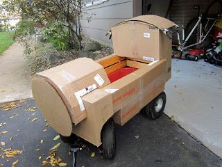 Train Hogwarts, Wagon Floats, Wagon Halloween Costumes, Thomas Costume, Wagon Costume, Train Diy, Cardboard Train, Train Wagon, Train Costume