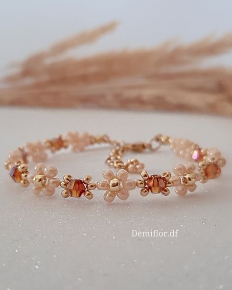 Beige and Brown Flowers Bracelet 16cm + 4cm / flowers / daisies / minimalist/ flowers / flower bracelet / boho / accessories/ daisyflower / bijoux /beads 💖🌸 glass pearls, beige, brown and gold colour -Measure This bracelet is made up of small flowers of approximately 8 mm I recommend measuring your wrist circumference before purchasing. Each bracelet also has a small stainless steel chain of approximately 4 cm - Material Glass beads Nylon thread Gold plated stainless steel -Care instructions To keep this delicate bracelet for a long time we recommend: Avoid direct contact with perfumes, cream, soaps and other chemicals. Do not use this bracelet while sleeping, playing sports or showering/bathing. There are also other sizes and types of shipments Thank you !! For any information contact m Jewelry Bracelets Gold Women, Small Bead Bracelets Ideas, Accessories Elegant, Flowers Daisies, Gift Idea For Women, Daisy Bracelet, Bracelet Accessories, Minimalist Flowers, Brown Flowers