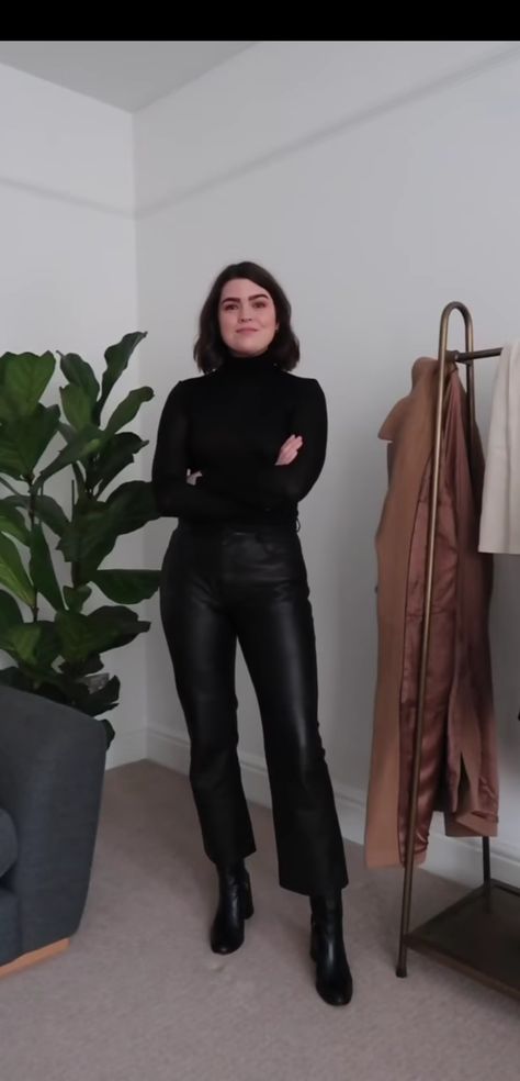 Anna Newton @theannaedit - all black outfit featuring straight leg leather trousers. Leather Jeans Outfit, Leather Pants Outfit Winter, Black Leather Pants Outfit, How To Style Leather Pants, All Black Outfit For Work, Faux Leather Pants Outfit, Black Work Outfit, Style Leather Pants, Leather Trousers Outfit