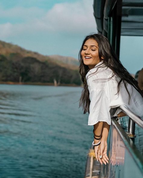 Munnar Photography Kerala, Kritika Sharma, Sharma Sisters, Boat Photoshoot, India Photography, Travel Pictures Poses, Selfie Photography, Photography Posing Guide, Posing Guide