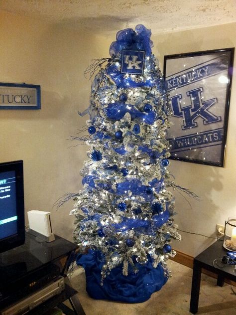 UK Kentucky Wildcats Christmas tree Kentucky Christmas Tree, Kentucky Christmas, Uk Christmas, Kentucky Girl, Big Blue Nation, Go Big Blue, Blue Christmas Tree, My Old Kentucky Home, Black Christmas Trees