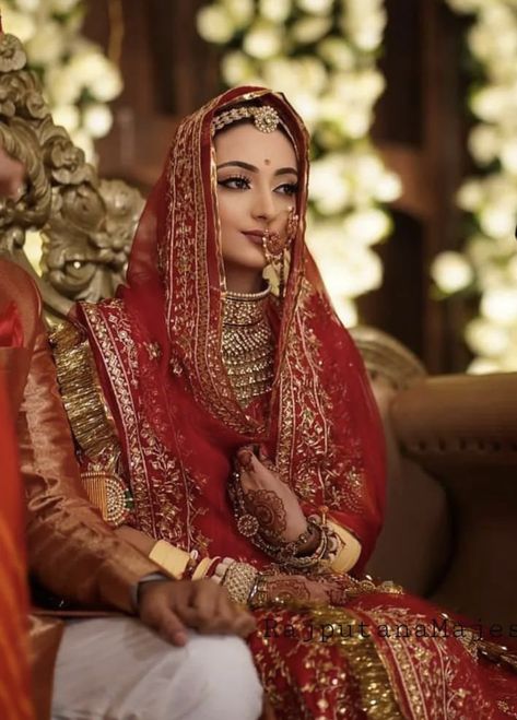 Rajasthani Bride Traditional, Indian Choli, Indian Royalty, Rajasthani Bride, Angled Bob Hairstyles, Indian Bridal Jewelry, Rajputi Dress, Bride Photos, Indian Wedding Video