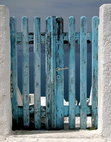 Gate to the beach Old Gates, Deco Marine, Seaside Living, Cottage By The Sea, House By The Sea, Dream Beach, Fence Gate, Blue Dream, Deco Floral