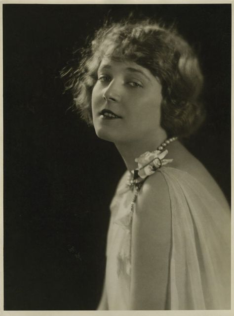 2057-0014a | Portraits of Vilma Banky. | Alice Japan | Flickr Vilma Banky, Olive Thomas, Mabel Normand, Dolores Costello, Ronald Colman, Rudolph Valentino, Opera Ballet, Black And White Movie, Silent Film Stars