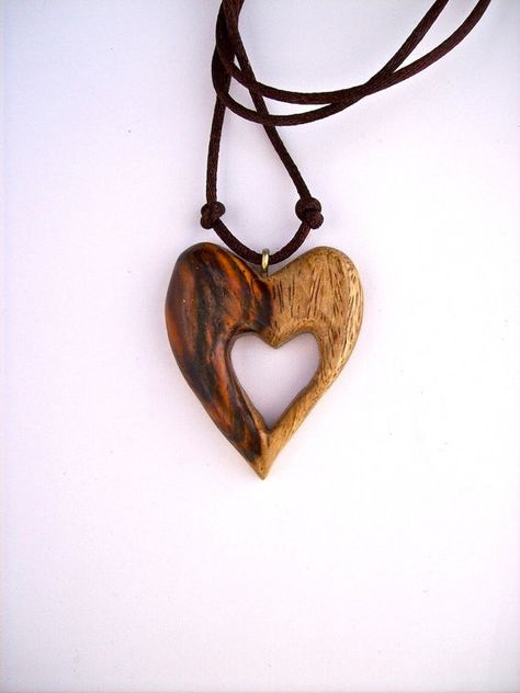 Learn All You Need To Know About Wood Whittling - Bored Art Maori Necklace, Wooden Jewelery, Wood Jewelery, Driftwood Jewelry, Deco Nature, Carved Pendant, Carved Heart, Wood Carving Patterns, Wood Hearts