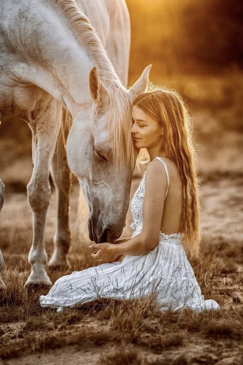 Senior Horse Photography, Horse Photoshoot Ideas, Equine Photography Poses, Western Photo Shoots, Horse Senior Pictures, Horse Photography Poses, Foto Cowgirl, Pictures With Horses, Western Photoshoot