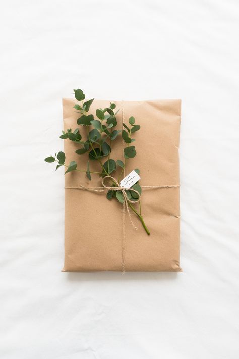 Zero Waste Christmas, Eco Gift Wrapping, Sustainable Gift Wrap, True Vine, Minimal Gifts, Healthy Gift, Sustainable Christmas, Gift Wrapping Inspiration, Zero Waste Gifts