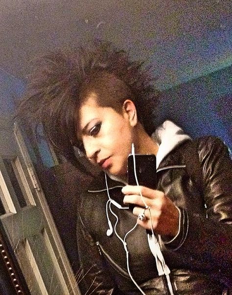 Tomboi girl Mohawk Fem Mohawk, Short Deathhawk, Undercut Short Hair, Lady Hawk, Girl Mohawk, Girls Haircut, Punk Mohawk, Short Punk Hair, Tomboy Girls