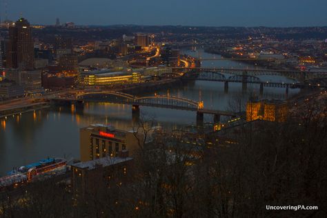 UncoveringPA | Overlooking Pittsburgh from Mount Washington: The Best Urban Vista in the World - UncoveringPA Mount Washington Pittsburgh, Downtown Pittsburgh, Pittsburgh Skyline, Mount Washington, Pittsburgh Pennsylvania, World Cities, Pittsburgh Pa, Travel Around The World, Travel Around