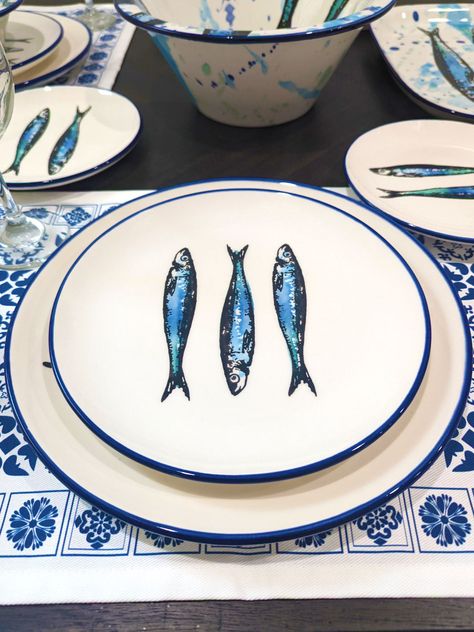 Product Description Introducing our Portuguese Pottery Ceramic Dessert Plate, artfully adorned with the iconic Sardines pattern inspired by the culinary excellence of Portugal. Each of these charming plates is a tribute to Portuguese culture and craftsmanship. Handcrafted and hand-painted in Caldas da Rainha, they showcase the timeless artistry of Portuguese ceramics. The Sardines pattern on these dessert plates pays homage to Portugal's rich culinary heritage, adding a dash of culture and vibra Portugal Sardines Art, Sardine Ceramic, Pottery Painting Plate Ideas, Sardine Tattoo, Portugal Ceramics, Mediterranean Plates, Portugal Villa, Painting Mugs, Portuguese Ceramics