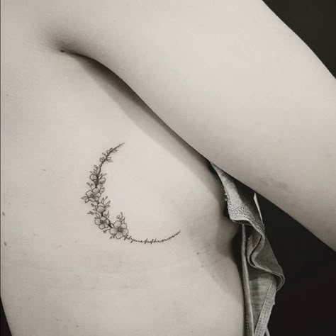 Floral moon tattoo ending with the quote "fly me to the moon". Tattoo Artist: Drag Wildflowers Tattoo, Tattoo Son, Stylish Tattoo, Tattoo Zeichnungen, Moon Tattoo Designs, Tattoo Fails, Floral Moon, Home Tattoo, Little Tattoos