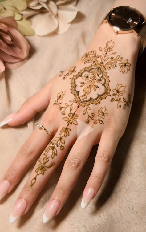 Trending Summer Nails, Henna Kit, Unique Henna, Henna Designs Wrist, Henna Nails, Henna Inspired Tattoos, Tato Henna, Finger Henna Designs, Henna Tattoo Hand