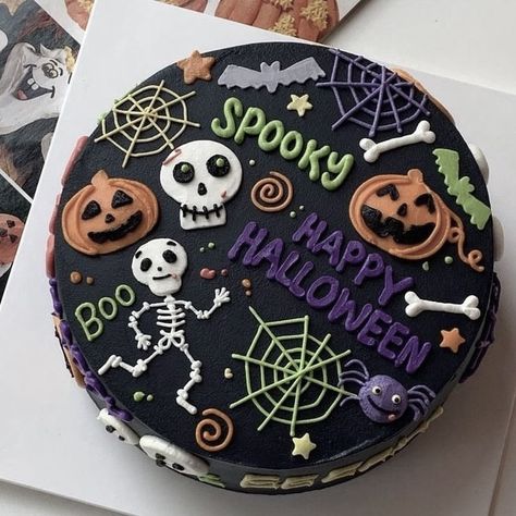 Halloween Cake Design, Cute Halloween Cakes, Autumn Foods, Pasteles Halloween, Spooky Cake, Postres Halloween, Halloween 1st Birthdays, Ghost Cake, Halloween Cake Decorating