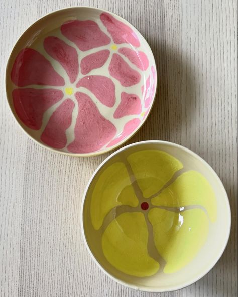 💐💐💐 #ceramics #pottery #clay #wheeltrowing #keramik #pottersofinstagram #ceramicsofinstagram #painting Ceramic Paint Designs, Ceramic Painting Bowls, Pottery Painting Bowls, Bowl Designs Painted, Ceramic Art Bowl, Pottery Painting Bowl, Aesthetic Bowls, Easy Pottery Painting, Bowl Painting Ideas