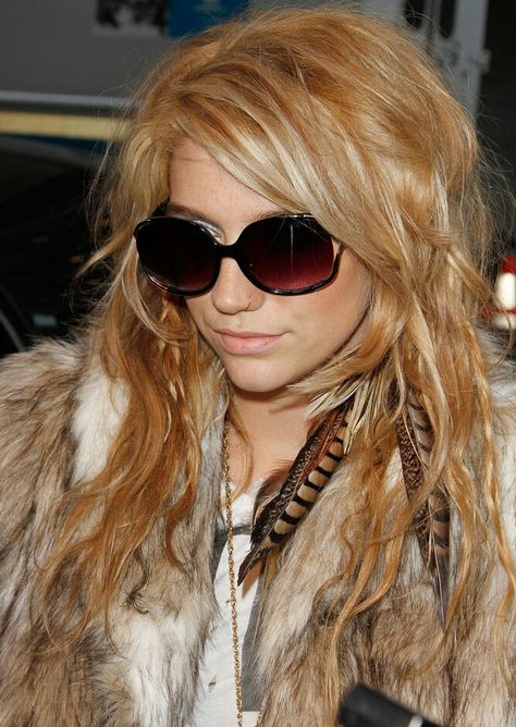 Kesha Kesha 2000s Aesthetic, Kesha Aesthetic Y2k, Kesha Girl Aesthetic, Kesha Core Aesthetic, Kesha Outfits 2000s, Kesha Aesthetic 2010, Kesha 2000s, Kesha Core, Kesha Halloween