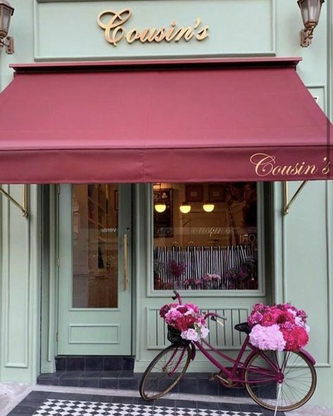 Cute Bakery Exterior, Cute Bakery Interior, Vintage Cafe Interior Design, Cafeteria Vintage, Cake Shop Interior, Flower Shop Interiors, Bakery Interior, Bakery Design Interior, Clothing Store Interior