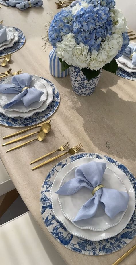 Dining Table Decor Everyday, Candle Logo Design, Blue Table Settings, Crockery Design, Amazing Food Decoration, Dinning Set, Party Table Settings, Dinner Table Setting, Table Setting Decor