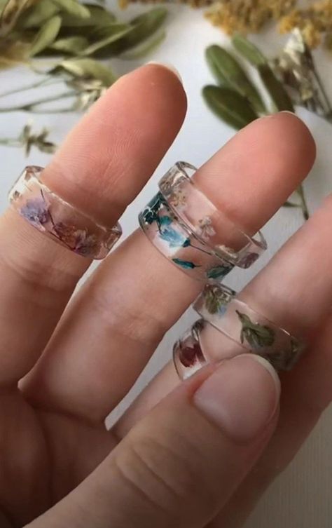 Diy Resin Phone Case, Seni Resin, Diy Fleur, Pressed Flower Crafts, Flower Resin Jewelry, Floral Resin, Resin Crafts Tutorial, Resin Rings, Diy Resin Projects