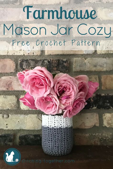 Spruce up those mason jars with this adorable crochet mason jar cozy. Perfect for adding a farmhouse touch to your home décor or use as a cozy to keep your drinks cool. This is a super easy crochet pattern you can finish in an hour. Crochet Mason Jar, Homemade Vase, Mason Jar Cozy, Cozy Diy, Mason Jar Flowers, Wine Bottle Diy Crafts, Cozy Crochet, Mason Jar Crafts Diy, Wine Bottle Diy