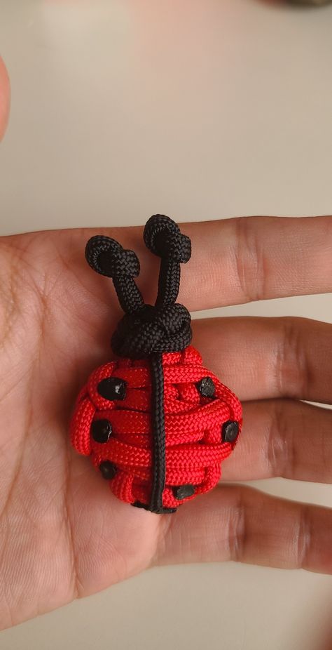 Paracord Animals Tutorials, Paracord Turtle, Paracord Tutorial Step By Step, Paracord Animals How To Make, Paracord Animals, Paracord Ideas, Paracord Crafts, Paracord Flower Keychain, Macrame Animal Keychain