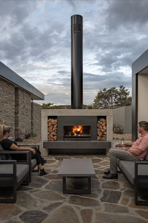 Placed in the enclosed courtyard og Condon Scott Architects, Bendigo Terrace sits the EW5000 wood fireplace. Serving as a central gathering point for both cooking and entertainment, it infuses warmth and character into the living area for seasonal alfresco living.

Take a tour of the home, in our bio.
16w Fireplace For Cooking, Heated Concrete Floor, Feature Fireplace, Outdoor Wood Fireplace, Timber Battens, Central Otago, Outdoor Gas Fireplace, Internal Courtyard, Entertaining Space