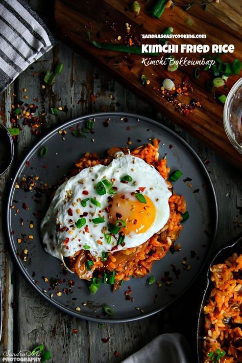 Kimchi Bokkeumbap, Kimchi Rice, Kimchi Fried Rice, Kim Chi, Huevos Fritos, Korean Dishes, Eggs Recipe, Egg Muffins, Grilled Chicken Recipes