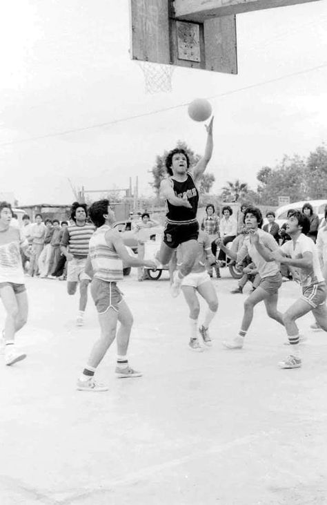 70s Basketball, Basketball Park, Basketball Boys, Street Basketball, Vintage Basketball, Vintage Fans, Sports Party, Old Street, Female Athletes