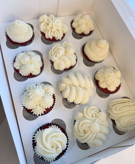 Cute Red Velvet Cupcakes, Fancy Red Velvet Cupcakes, Decorated Red Velvet Cupcakes, Red Cupcakes Aesthetic, Red Velvet Cupcake Design, Red Velvet Cupcakes Design, Red Velvet Birthday Cupcakes, Chocolate Cupcake Design, Red Velvet Cupcake Decorating Ideas