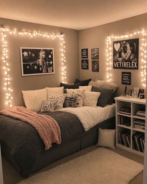 Cozy and Stylish Nook, Cozy Teen Girl Bedroom German Bedroom Design, Teens Room Decor Ideas, Bedroom Ideas For Twin Beds, Bedrooms Ideas For Teenage Girl, Cute Clean Room Ideas, Teen Room Inspo Aesthetic Cozy, Room Ideas For Square Bedrooms, Teen Twin Bedroom Ideas, Small Teen Girl Room