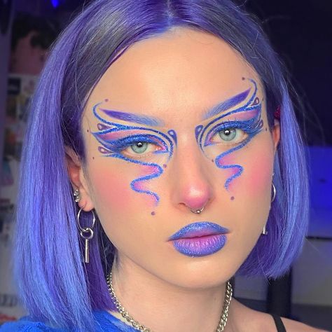 indigo’s Instagram photo: “i wanna get back into some sfx stuff but for now....graphic liners have my heart 🌀💙 - products: @danessa_myricks constellation glitters…” Graphic Liners, Maquillage Yeux Cut Crease, Face Art Makeup, Graphic Makeup, Rave Makeup, Unique Makeup, Eye Makeup Designs, Dope Makeup, Fairy Makeup