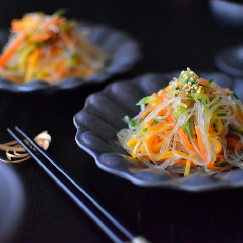 If you are familiar with Asian cuisines, you are likely to come across glass noodles. In this recipe, we are going to introduce Harusame Salad, one of the famous side dishes in Japan.  Glass noodles are versatile and can be used in various dishes, such as stir-fries, soups, and salads. The chewy and slippery texture is unique and pairs well with vegetables, meats, and seafood. They also pair well with various seasonings and absorb them while maintaining their texture. Japanese Glass Noodle Salad, Harusame Salad Recipe, Glass Noodle Recipes, Salad Japanese, Healthy Japanese Recipes, Glass Noodle Salad, Tonkatsu Sauce, Noodle Salad Recipes, Seaweed Snacks