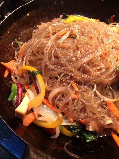 Clear noodle stir fry Clear Noodles, Noodle Stir Fry, Japchae, Stir Fry, Good Eats, Noodles, Drinks, Ethnic Recipes, Saying Goodbye