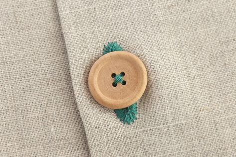 Learn how to hand sew a buttonhole with buttonhole stitch. This stitch strengthens the buttonhole and creates a tailored finish. Pop Tab Bracelet, Candlewicking Embroidery, Button Hole Stitch, Buttonhole Stitch, Stitch Diy, Sewing Instructions, Repair Clothes, Finger Knitting, Diy Buttons