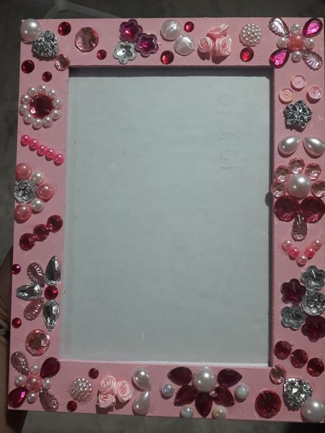 Diy Photo Frame Collage, Decorated Photo Frames, Decorated Picture Frames Diy, Picture Frame Crafts Diy, Craft Picture Frames, Diy Frame Ideas, Decorated Picture Frames, Photo Frame Craft, Craft Frames