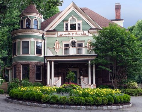 Exterior Plants, Victorian Exterior, Circular Driveway, Front Entry, Driveway, Curb Appeal, Planting, House Design, Exterior