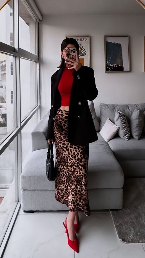 Cheetah Long Skirt Outfit, Animal Print Long Skirt Outfit, Animal Print Skirt Outfit Winter, Leopard Skirt Outfit Fall, Printed Midi Skirt Outfit, Animal Print Skirt Outfit, Leopard Print Skirt Outfit, Cheetah Outfit, Midi Skirt Outfit Winter