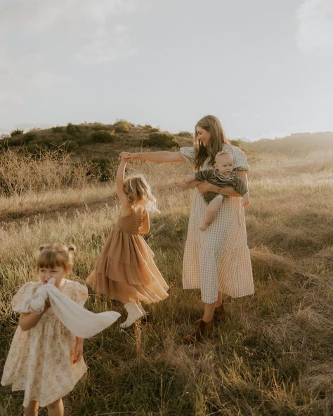 Flowy Pink Dress, Farm Family Pictures, Mom And Me Photos, Fall Photo Outfits, Being A Photographer, Moms Photography, Outdoor Family Photography, Family Portrait Poses, Family Photo Pose