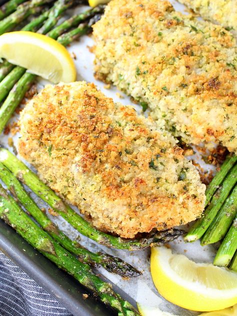 One Pan Parmesan Pork Chops with Asparagus Recipe Image – an easy weeknight dinner ready in 30 minutes. Asparagus Ideas, Chicken Asparagus Pasta, Pan Pork Chops, Parmesan Crusted Pork Chops, Parmesan Pork Chops, Baked Pork Chops Oven, Dinner Favorites, Baked Asparagus, Skillet Cooking