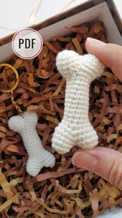 Bone Crochet Pattern Free, Halloween Crochet Keychain Pattern, Easy Crochet Keyring Free Pattern, Gamer Crochet Patterns Free, Halloween Crochet Keychains, Crochet Keychain Dog, Crochet Dog Bone Pattern Free, Crochet Bone Pattern Free, Crocheted Keychain Patterns