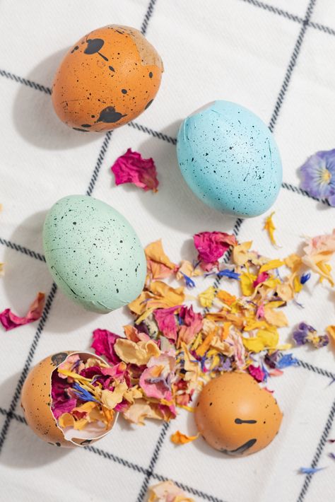 How to make Cascarones (Confetti Eggs) with Dried Flowers Confetti | Easter Basket Ideas | Florals DIY | Spring Decorations | Crafts for Adults | Chic Aesthetic | Cottage Core Easter Porch Ideas, Easter Kids Activities, Easter Bunny Activities, Easter Egg Clipart, Bunny Activities, Confetti Eggs, Egg Clipart, Easter Porch, Alcohol Ink Glass