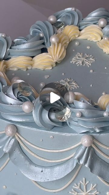 Artic Cake, Snowflake Cake Birthday, Wonderland Cake Ideas, Winter Wonderland Cake Ideas, Winter Themed Cake, Winter Wonderland Cake, Wonderland Cake, Snowflake Cake, December 19