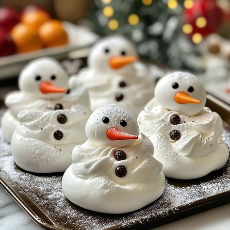 Meringue Snowman, Meringue Cookies Recipe, Mini Meringues, Meringue Cookie Recipe, Meringue Cookies, Crispy Treats, Cute Snowman, Cookies Recipe, Meringue