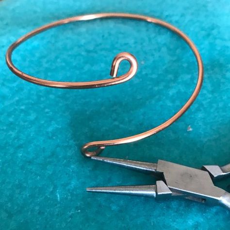 TUTORIAL: (10g) Margot Potter's Copper Twist Bracelet - , , , , make a loop at each end Wire Bracelet Tutorial, Copper Jewelry Diy, Jewelry Making Patterns, Diy Copper, Twist Bracelet, Copper Diy, Coil Bracelet, Bracelet Craft Diy, Twisted Bracelet