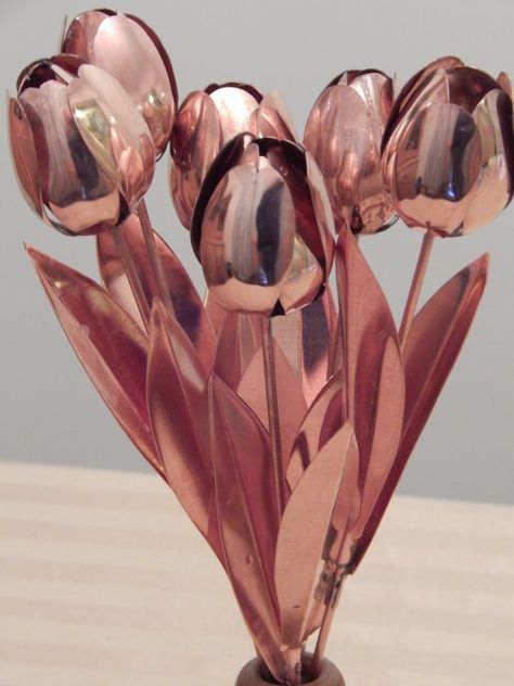 Tulips from copper! Copper Roses, Copper Flowers, Metal Roses, Welding Crafts, Silverware Art, Aluminum Can Crafts, Copper Work, Copper Crafts, Copper Decor